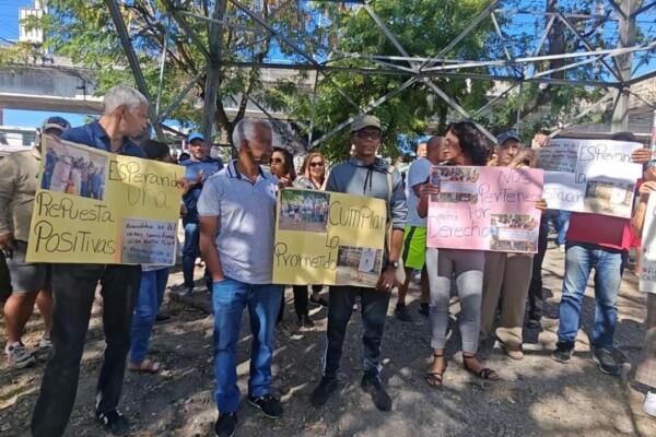 Los residentes del sector Bella Vista Segunda, SDN, realizaron una manifestación pacífica exigiendo el remozamiento de isleta.