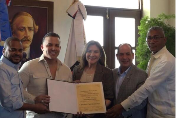 ADN otorga reconocimiento de munícipe distinguido de la ciudad de Santo Domingo al artista El Blachy