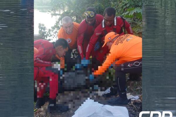 Recuperan cadáver de motorista que cayó al río Isabela. FOTO: Defensa Civil