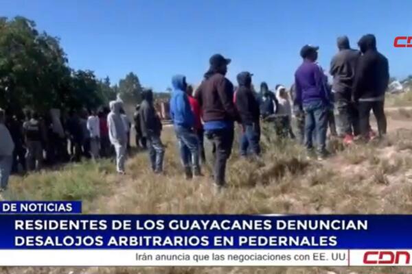 Comunitarios de Los Guayacanes, en Pedernales, denuncian desalojos forzosos sin documentos legales y el uso de gases lacrimógenos durante los operativos, en terrenos que aseguran están en litigio judicial.