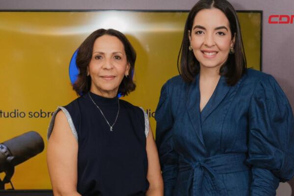 Mildred Minaya, vicepresidenta de Comunicación, Sostenibilidad y Reputación de la Asociación Popular de Ahorros y Préstamos (APAP), durante la presentación de los resultados del estudio sobre el impacto educativo de “Menudo Pódcast”.