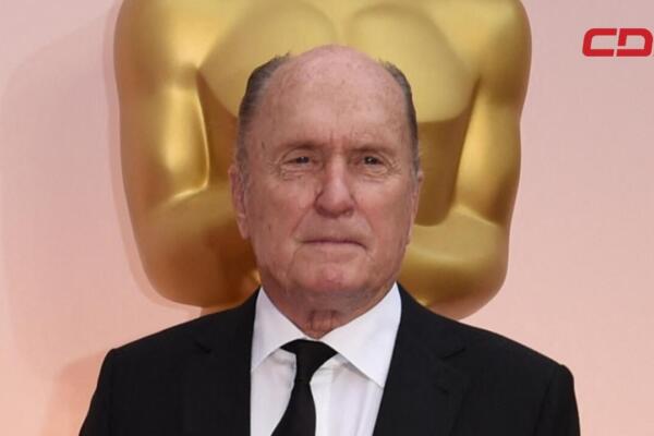 Robert Duvall, nominado a Mejor Actor de Reparto, posa en la alfombra roja de la 87.ª edición de los Premios Óscar, el 22 de febrero de 2015 en Hollywood, California. Foto de MARK RALSTON/ AFP
