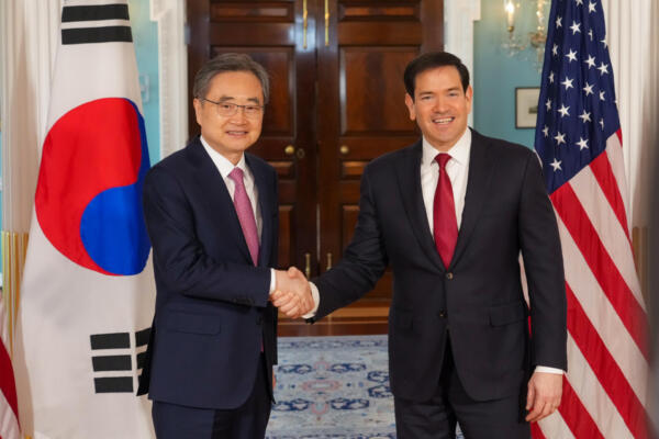 Fotografía cedida por el Ministerio de Exteriores de Corea del Sur que muestra al ministro de Asuntos Exteriores de Corea del Sur, Cho Hyun (i) posando junto al secretario de Estado de Estados Unidos, Marco Rubio, durante un encuentro en Washington (EE.UU.) EFE
