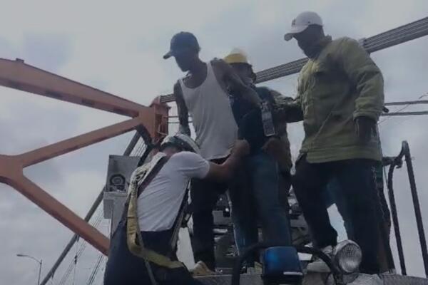  Un amplio operativo de emergencia permitió este viernes el rescate con vida de un hombre que se había subido a la parte más alta del puente Hermanos Patiño.