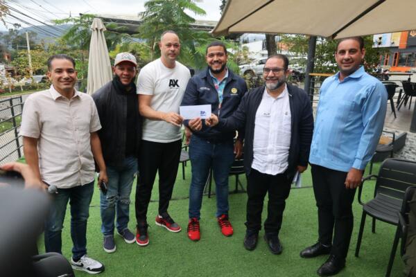El senador Genao impulsa declarar el Carnaval de La Vega Patrimonio Inmaterial ante la Unesco y entrega apoyo económico a los organizadores.