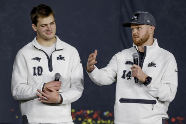 El pasador de los New England Patriots Drake Maye (i) y el de los Seattle Seahawks Sam Darnold (d), durante el Opening Night del Super Bowl LX en San Jose, California. EFE/EPA/JOHN G. MABANGLO