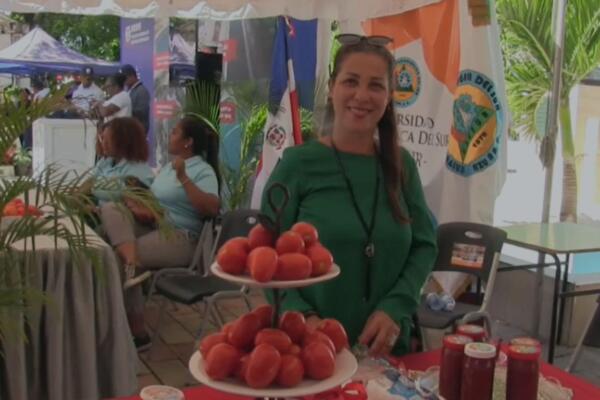 La feria del tomate se realiza en el Parque Duarte del municipio cabecera de Azua.