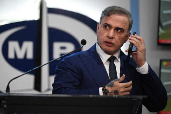 El fiscal general de Venezuela, Tarek William Saab, usa su teléfono antes de una conferencia de prensa en el Ministerio Público en Caracas el 13 de enero de 2025. El fiscal general de Venezuela, Tarek William Saab, renunció a su cargo menos de dos meses después de que el presidente Nicolás Maduro fuera capturado por el ejército estadounidense, anunció la Asamblea Nacional el 25 de febrero de 2026. (Foto de Federico PARRA / AFP)
