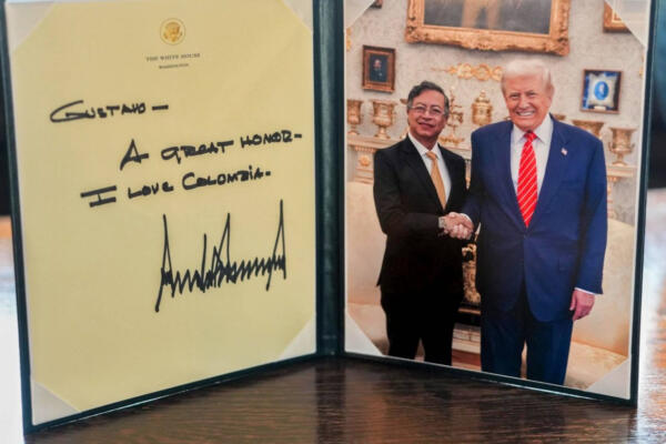 Fotografía publicada en la red social X en la cuenta @petrogustavo del presidente de Colombia, Gustavo Petro, posando en una imagen junto a su homólogo de Estados Unidos, Donald Trump en Washington (Estados Unidos). EFE/ @petrogustavo