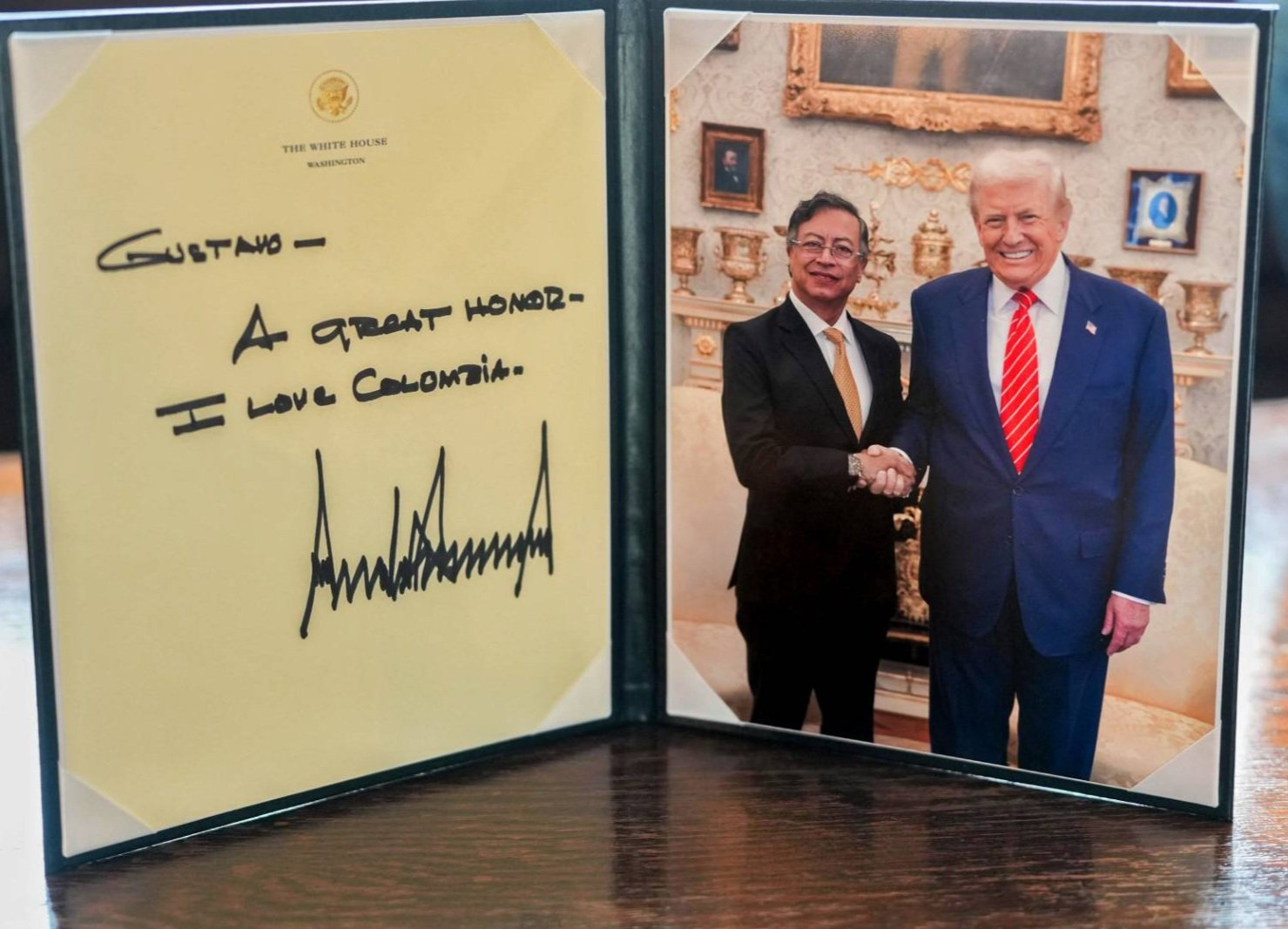Trump dice a Petro en una tarjeta que fue un "gran honor" conocerlo y que ama a Colombia