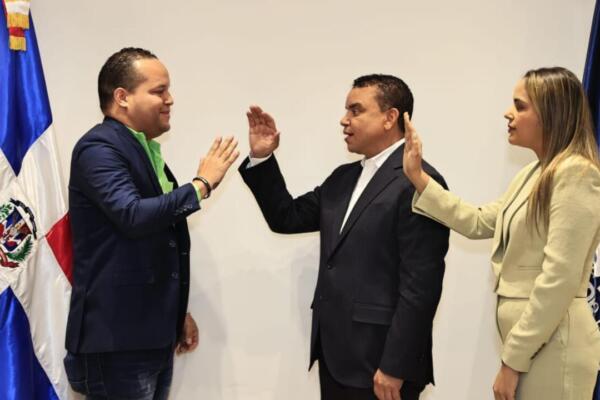 Dr. Julio Landrón, juramentando al doctor Simón Bautista como nuevo director del Hospital Inmaculada Concepción. 