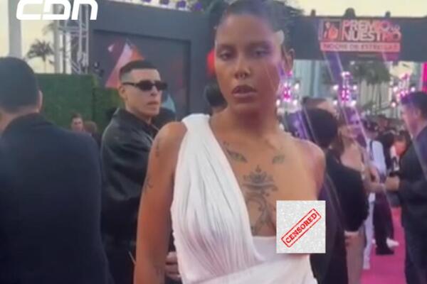 Tokischa  llegó con un diseño de Vivienne Westwood. Un look vintage en blanco, atrevido, disruptivo con un 