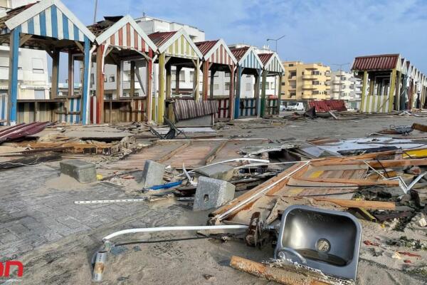 Escombros y cabañas destruidas se ven en una calle de Praia da Vieira, después de que la tormenta Kristin azotara Portugal, el 29 de enero de 2026. Foto: Fuente externa