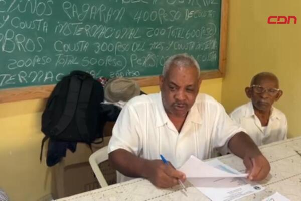 Miembros del Sindicato de Trabajadores de la Construcción durante una asamblea en Villa Altagracia, donde reclamaron participación en las obras estatales que se ejecutan en el municipio.