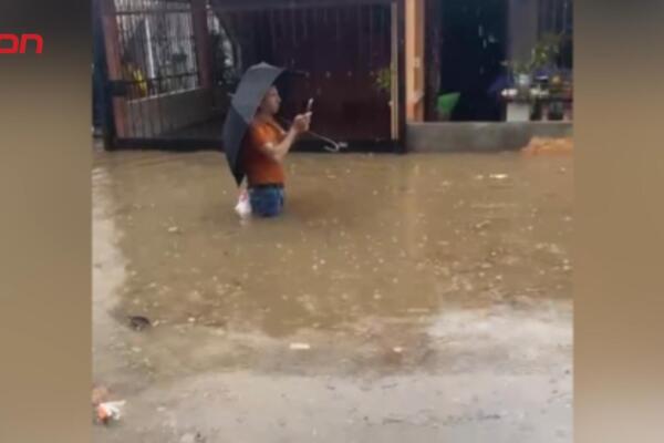 Calle Las Flores, en el sector Francisco del Rosario Sánchez, permanece anegada tras las lluvias, afectando a decenas de familias que reclaman una solución definitiva a las recurrentes inundaciones.