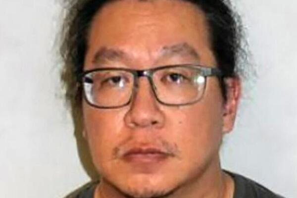 Esta fotografía sin fecha recibida por la AFP de la Policía Metropolitana de Londres el 12 de febrero de 2026 muestra al ex trabajador de guardería Vincent Chan bajo custodia en Londres. (FOTO: AFP) 

