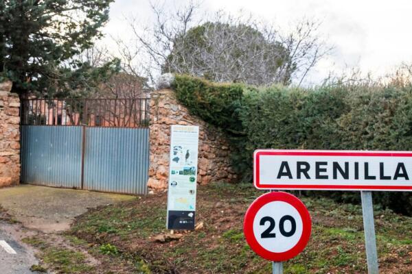  Vista del cartel que anuncia la llegada al pequeño municipio soriano de Arenillas. EFE/Wifredo García Álvaro.