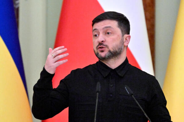 El presidente de Ucrania, Volodymyr Zelensky, habla durante una conferencia de prensa conjunta con el primer ministro de Polonia en el Palacio Mariinsky de Kiev el 5 de febrero de 2026, en medio de la invasión rusa de Ucrania. . (Foto de Sergei SUPINSKY / AFP)