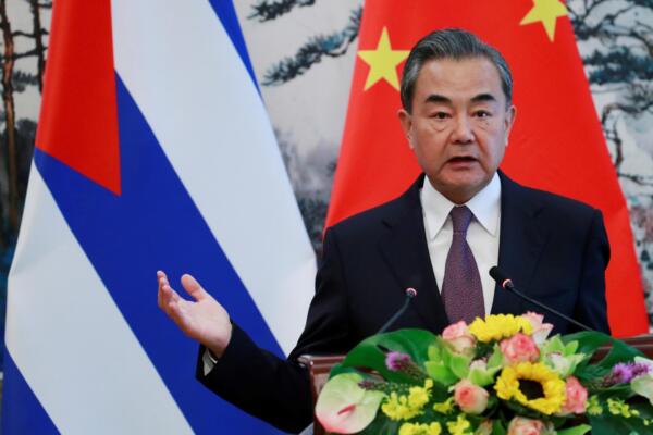 Fotografía de archivo del ministro chino de Exteriores, Wang Yi, durante una visita en 2019 a Pekín de su homólogo cubano, Bruno Rodríguez.
EFE/ How Hwee Young