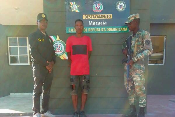 El detenido, identificado como Chin Laduse, de nacionalidad haitiana, lo localizaron escondido dentro de unos matorrales a orillas del referido río.