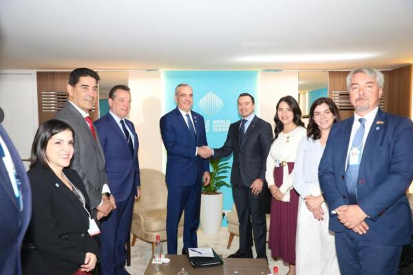 Durante el encuentro con el presidente de Paraguay, Santiago Peña, el mandatario dominicano conversó sobre la utilización del hub logístico de la República Dominicana.
