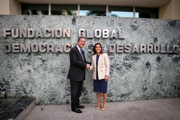 La embajadora de los Estados Unidos, Leah Francis Campos visita FUNGLODE y sostiene encuentro con el doctor Leonel Fernández