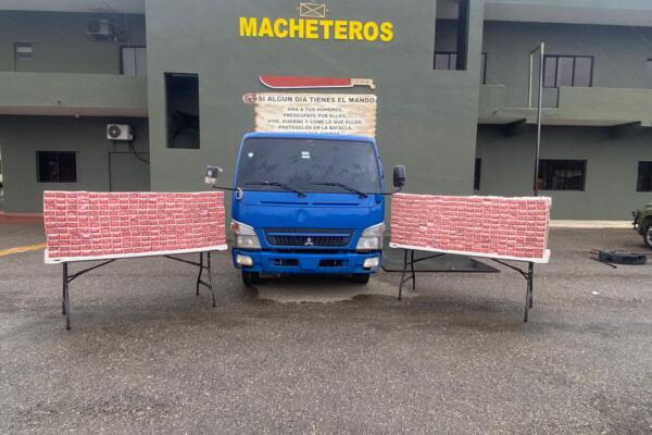 En la inspección vehicular descubrieron una caleta oculta bajo el falso piso de la cama del camión, donde lo encontraron el cargamento de 750 paquetes de cigarrillos.