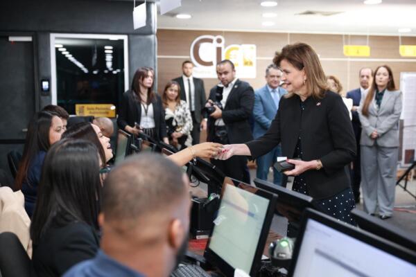 Raquel Peña recibe nueva cédula y destaca su importancia institucional