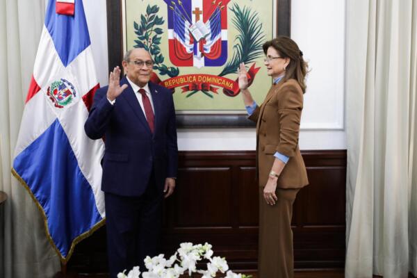 Raquel Peña juramenta a Rafael Santos Badía al frente del Mescyt