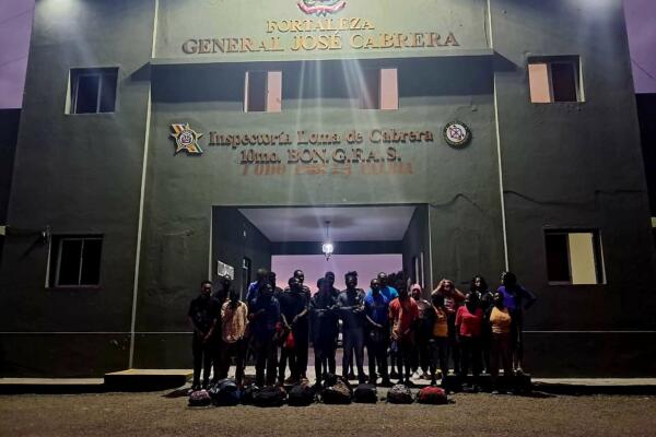 Del total de extranjeros detenidos, quince son hombres y siete son mujeres, los cuales quedaron bajo custodia militar.