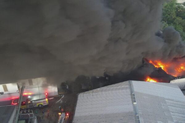 Según reportes preliminares y videos compartidos por ciudadanos en redes sociales, el fuego inició entre la 1:00 y las 5:00 de la madrugada.