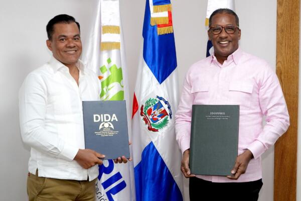 El director ejecutivo del Idoppril, doctor Agustín Burgos Tejada, firmó el acuerdo junto a su homólogo de la DIDA, Elías Báez de los Santos.