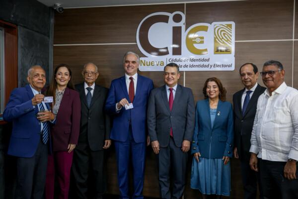 Según el calendario establecido por la Junta Central Electoral, la entrega de la nueva cédula inició a las 3:00 de la tarde con las autoridades del PRSD.