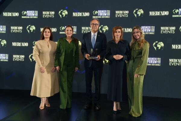 El reconocimiento lo recibió el señor José Mármol, vicepresidente ejecutivo de Comunicaciones Corporativas, Reputación y Banca Responsable de Grupo Popular.
