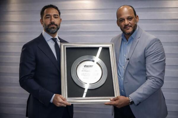 El reconocimiento fue entregado por el reverendo Waldo Castillo, pastor de la Iglesia Metodista Libre Casa de Adoración en La Romana. 