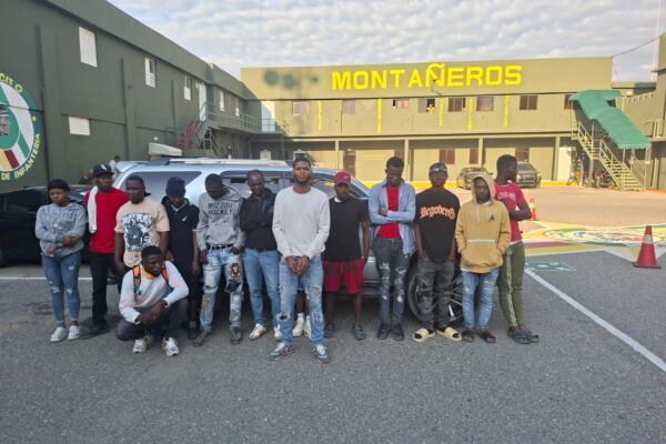 . El mismo lo sorprendieron trasladando a trece nacionales haitianos en condición migratoria irregular a bordo de una yipeta marca Toyota.