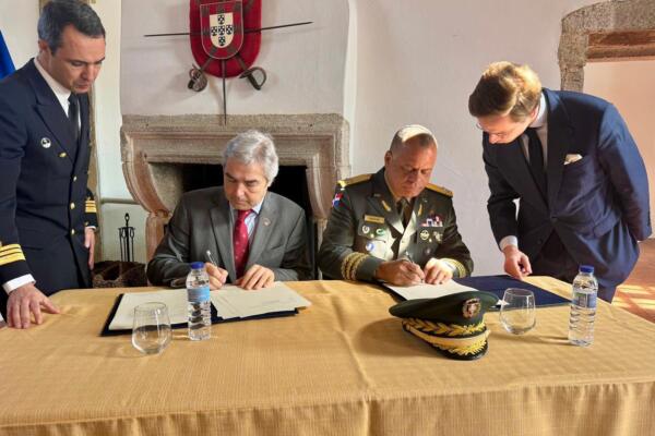 El acto de firma estuvo encabezado por el ministro de Defensa de la República Dominicana, teniente general Carlos Antonio Fernández Onofre, ERD.