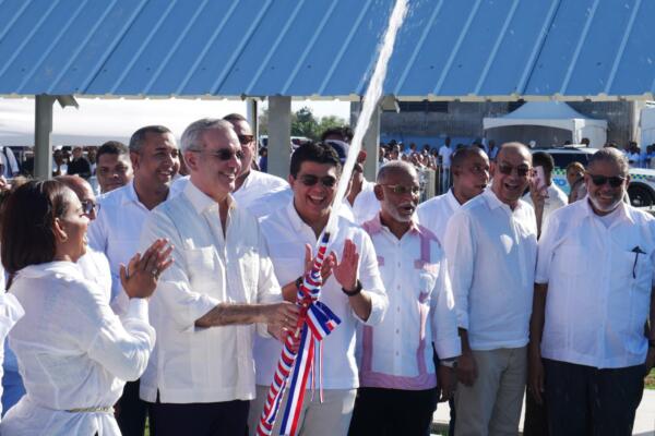 Agregó que la obra incluye el trasvase de 22 millones 800 mil galones diarios hacia Santo Domingo Norte. Esto con el propósito de fortalecer el sistema de abastecimiento de toda la zona.