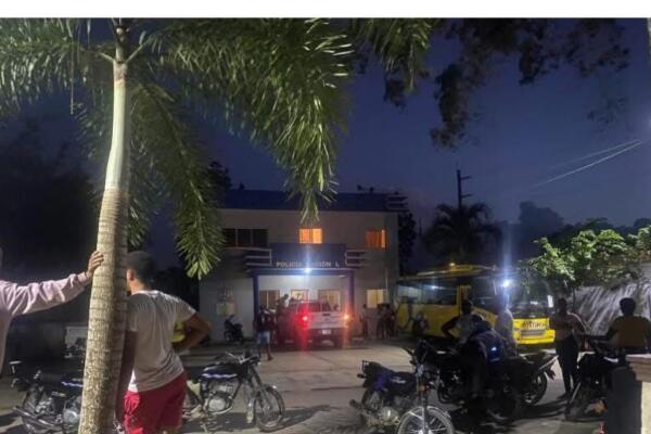 Centro de salud del municipio El Valle, en Hato Mayor, donde fueron atendidas las dos adolescentes que resultaron heridas durante una riña ocurrida en el sector El Sano.