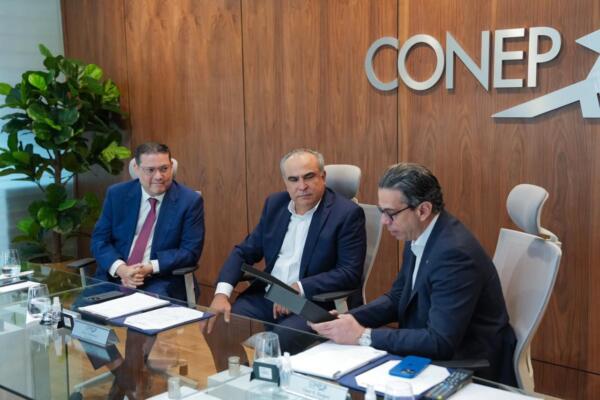 Yayo Sanz Lovatón junto a miembros del CONEP