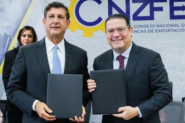 El ministro de Industria, Comercio y Mipymes, Yayo Sanz Lovaton junto al ingeniero Manuel Estrella.