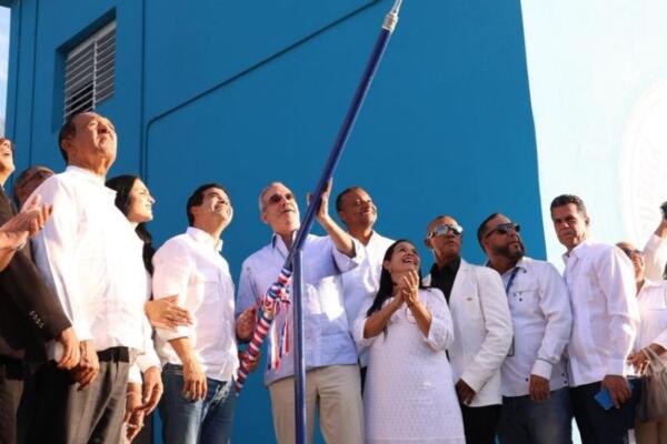 Presidente Luis Abinader y Wellington Arnaud, director ejecutivo del Inapa, inauguran acueducto de Monción