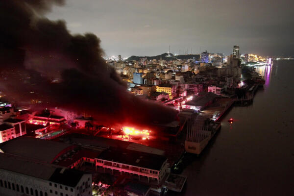 Esta vista aérea muestra el humo sobre un incendio en una torre de apartamentos en la zona central de la bahía de Guayaquil, Ecuador, el 11 de febrero de 2026. (Foto de Marcos PIN / AFP)
