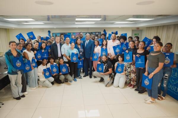 A los estudiantes se le entregó una tableta de la marca Samsung. Foto: Fuente externa 
