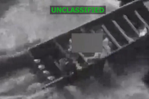 Captura de video tomada de la cuenta oficial de la red social X @Southcom del Comando Sur de Estados Unidos que muestra el ataque a una lancha en aguas internacionales. EFE/ @Southcom
