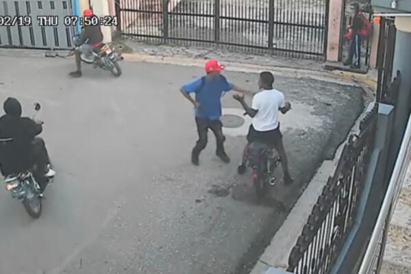 Asalto a motociclista en Santiago captado por cámaras