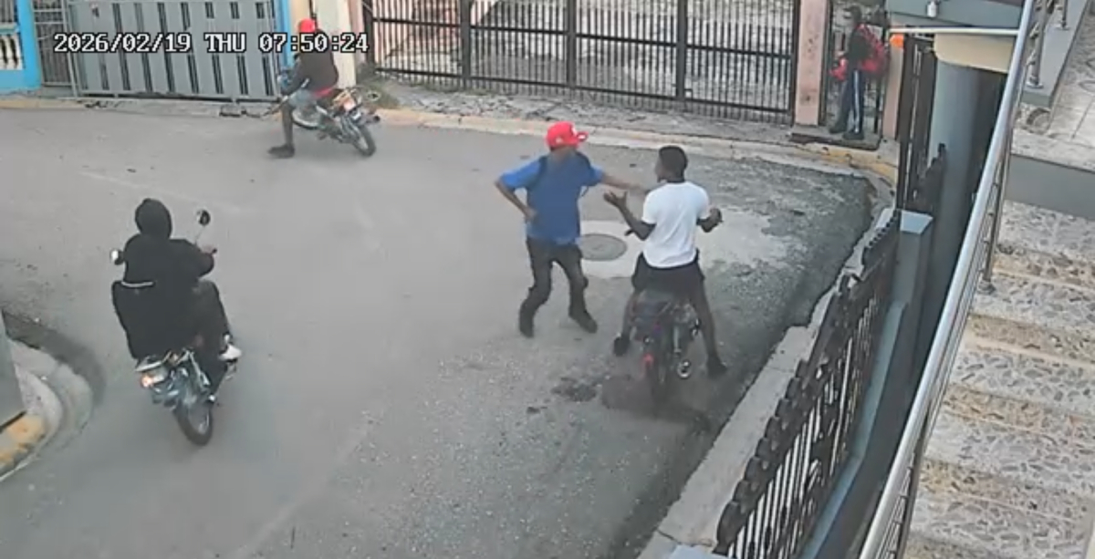 Asalto a motociclista en Santiago captado por cámaras