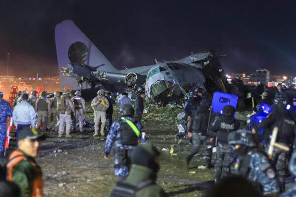 Integrantes de las Fuerzas Militares de Bolivia custodian un avión militar de carga accidentado este viernes, en El Alto (Bolivia). EFE/ Gabriel Márquez