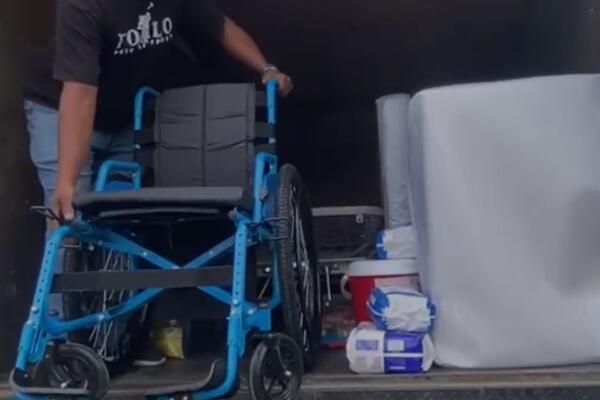 El legislador envió a la vivienda con un camión cargado de suministros esenciales, haciendo entrega formal de una silla de ruedas y una cama.