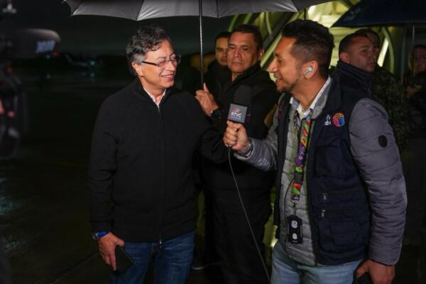 Fotografía cedida por la Presidencia de Colombia del presidente colombiano Gustavo Petro ofreciendo declaraciones este domingo, antes de viajar a EE.UU., en Bogotá (Colombia). EFE/ Presidencia de Colombia